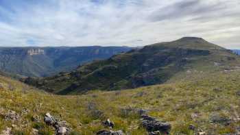 On approach to Lockley Pylon high above the Grose Valley